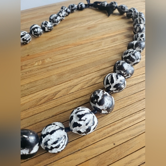 Hawaiian Kukui Nuts Necklace String Hand Painted Black Whit - Picture 2 of 11